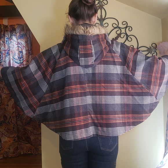 Willow & Clay Hooded Cape - Picture 4 of 11